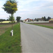 Blick entlang der Landesstraße in Richtung Wulzeshofen, westliches Ortsende